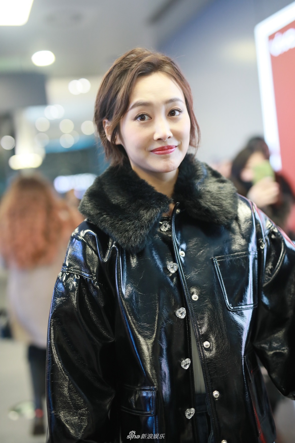 组图:李纯穿毛领皮夹克走复古风 拎珠串手袋可爱比v甜笑