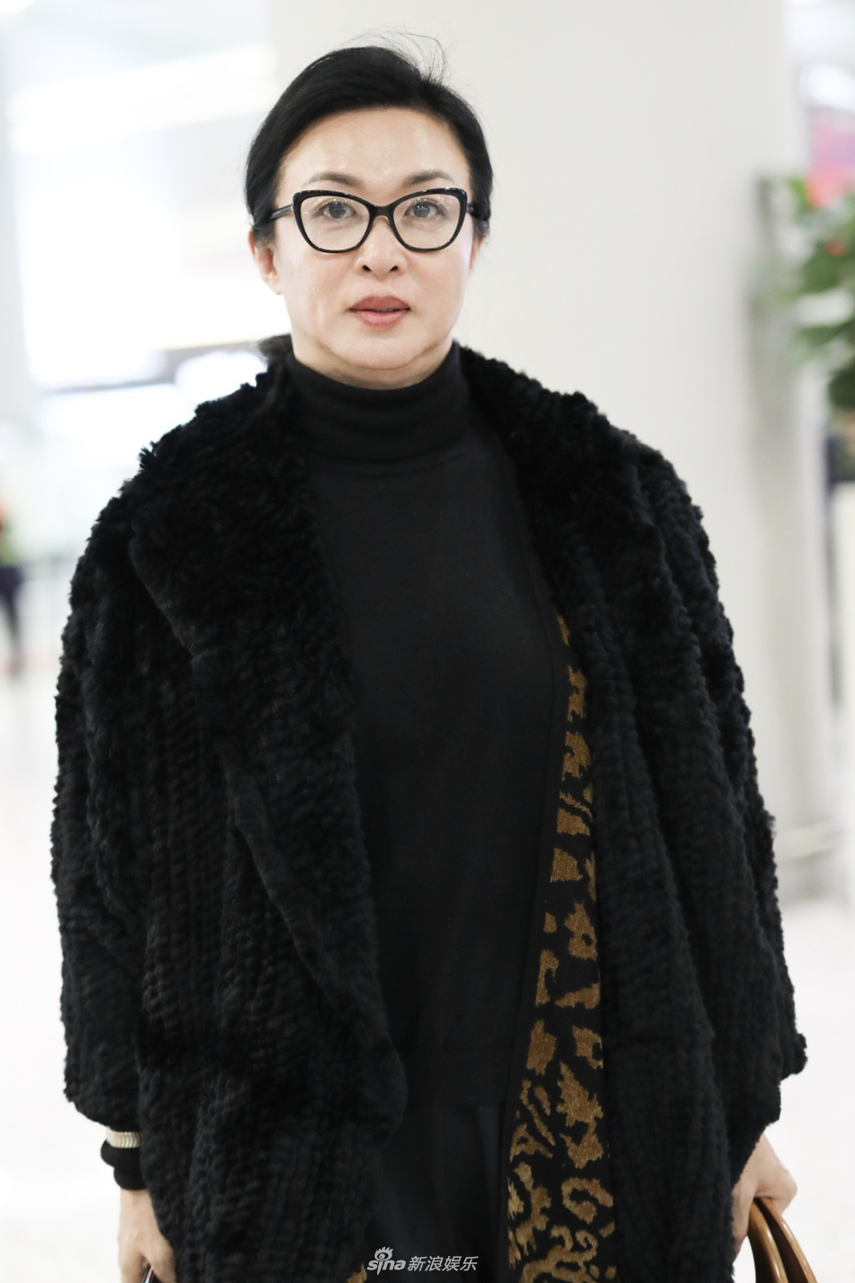 组图:金星踩运动鞋黑丝袜抢镜 穿阔腿裤走路生风干练有型