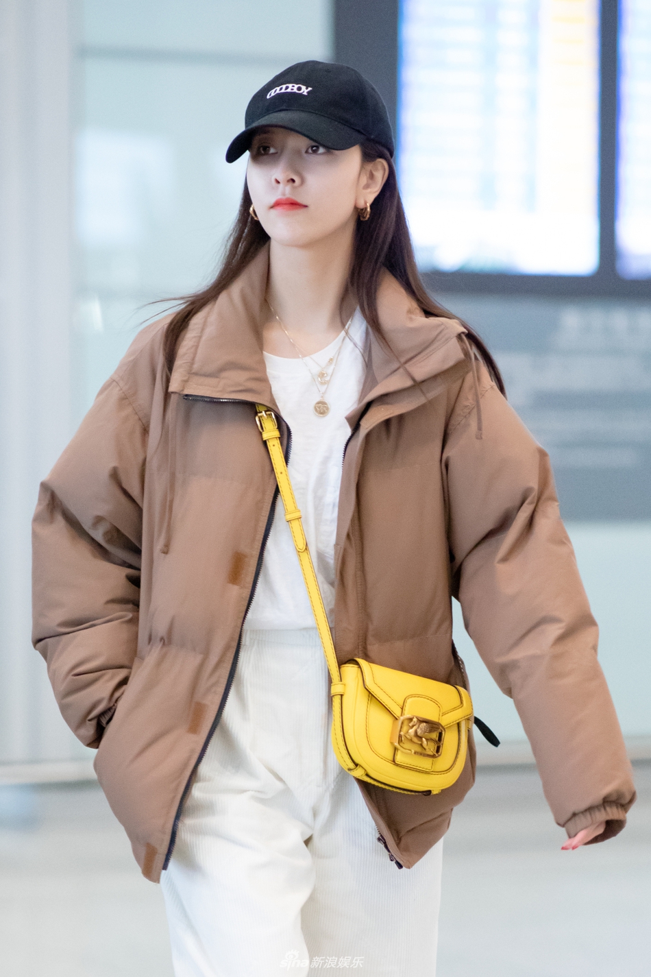 组图:宋妍霏造型时尚养眼 肤白貌美上演"歪头杀"