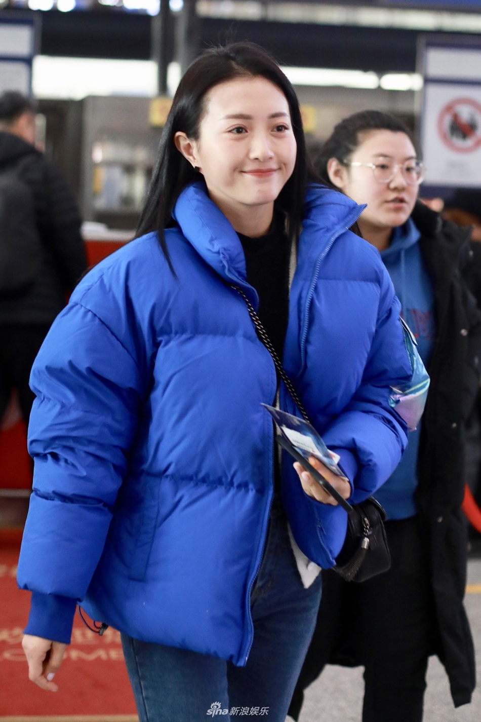 组图:辣妈包文婧穿蓝色羽绒服显腿细 妆容素净笑容亲切十分暖心