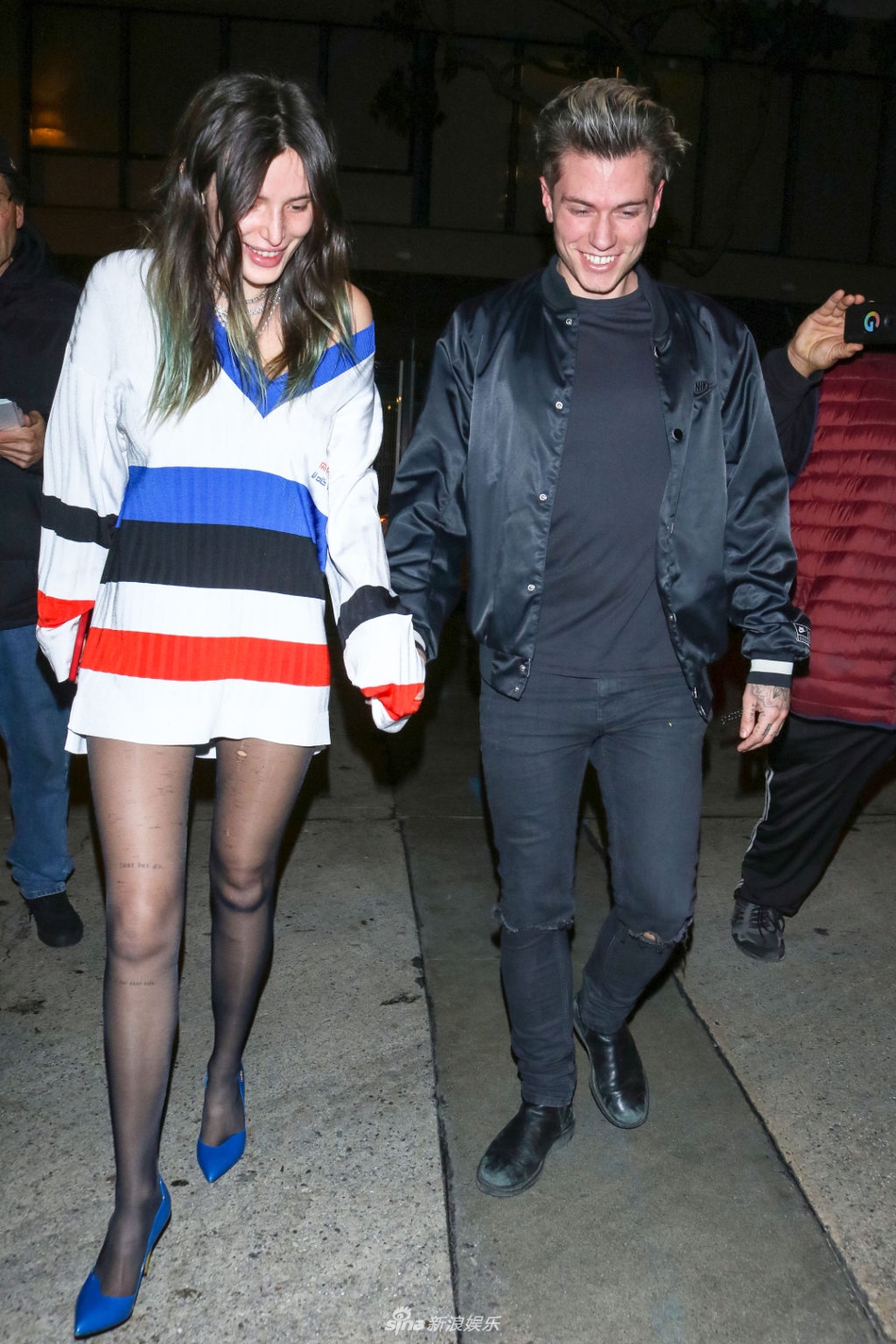 组图:贝拉·索恩穿彩色毛衣秀美腿 和男友十指紧扣甜蜜撒狗粮