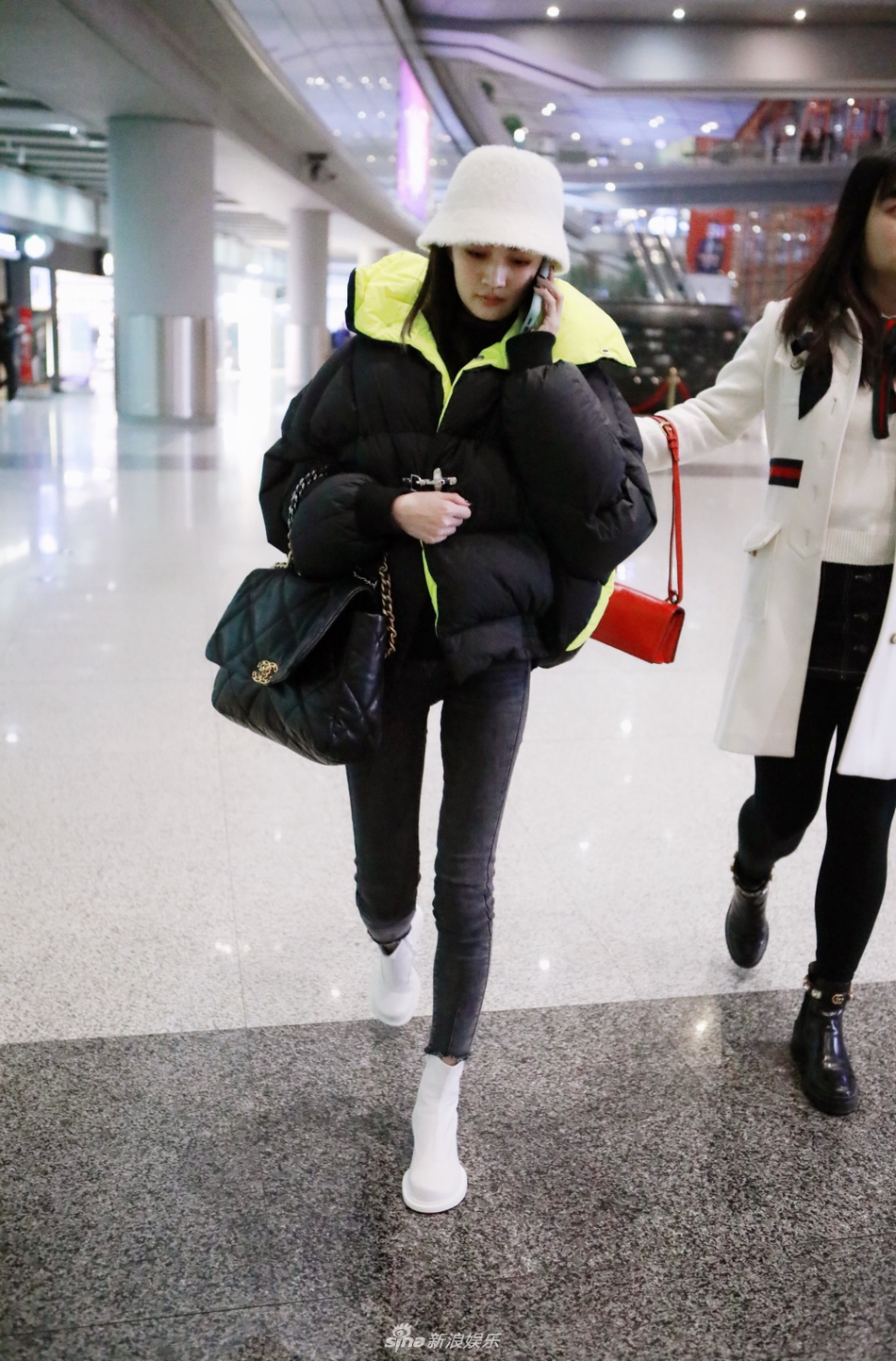 组图:徐璐脚踩运动鞋赶路长腿吸睛 戴白色毛绒帽显少女心