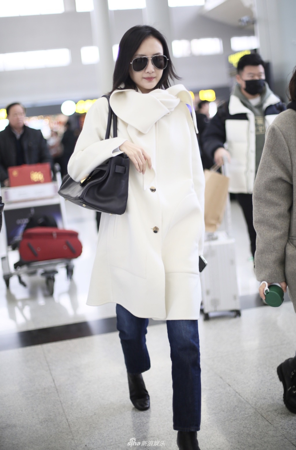 组图:王鸥背大牌包上演"撩发杀" 一路疾走秀发飞扬a到爆