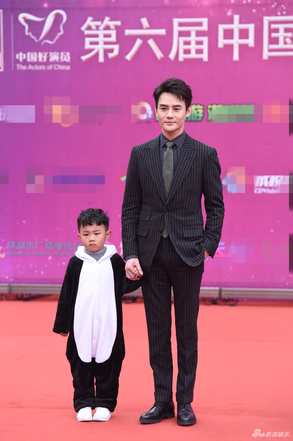 组图:明家姐弟同框!王凯条纹西装帅气刘敏涛斜肩裙身材好