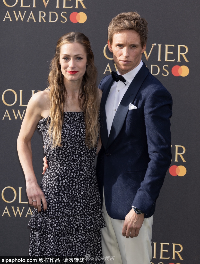 组图：对视好甜蜜！埃迪·雷德梅恩与妻子汉娜合体亮相奥利佛奖第2张图片