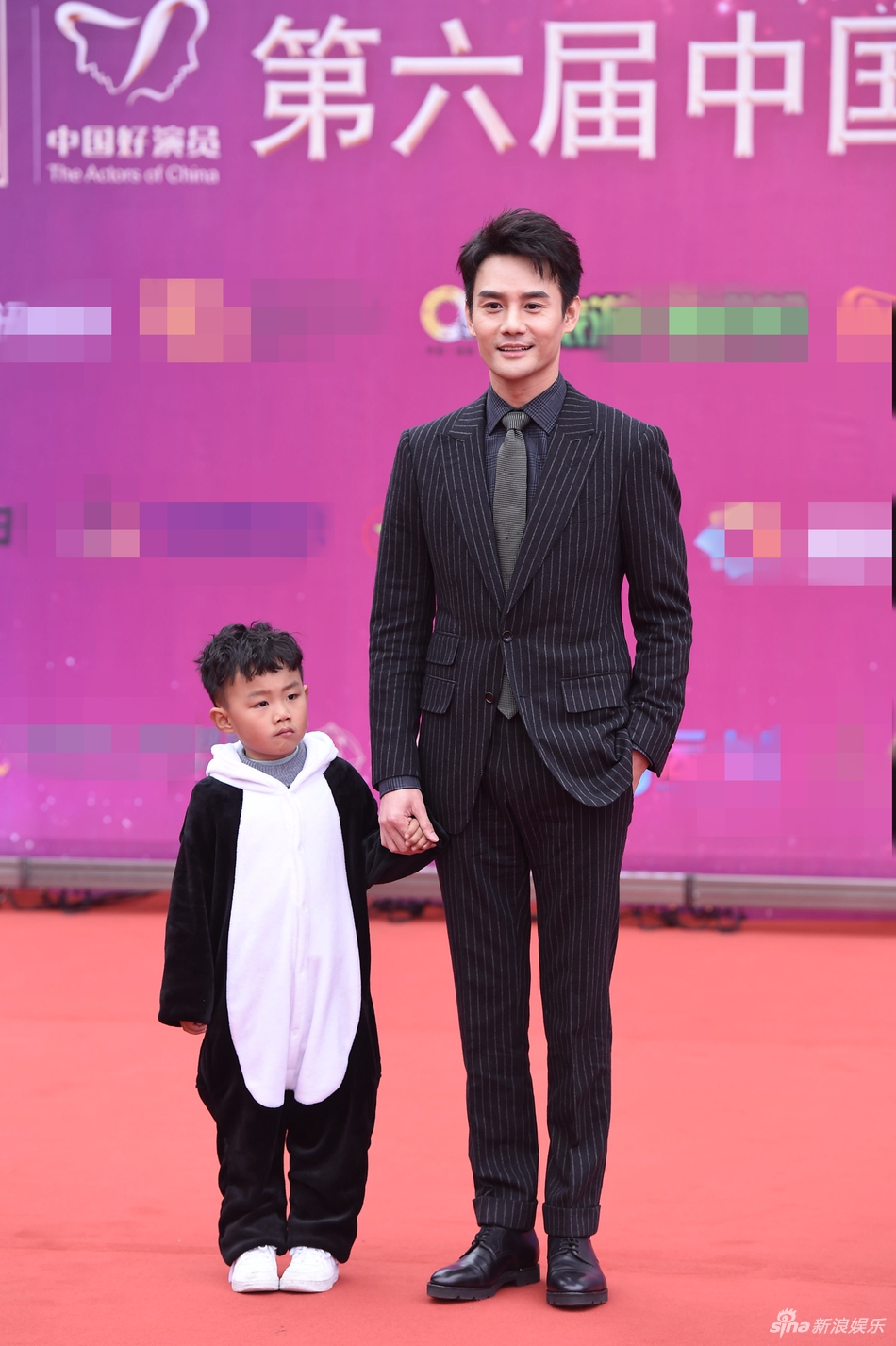 组图:明家姐弟同框!王凯条纹西装帅气刘敏涛斜肩裙身材好