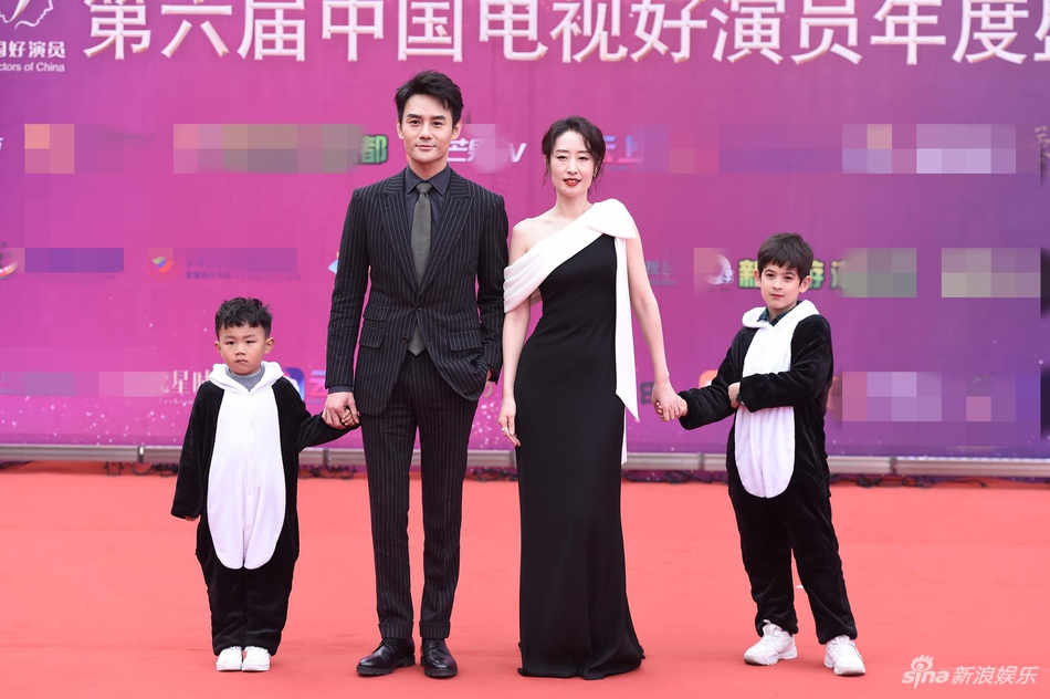 王凯条纹西装帅气刘敏涛斜肩裙身材好