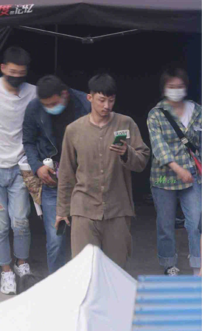 组图：黄景瑜《孤战》囚服造型路透面部带伤胡子拉碴不修边幅第2张图片