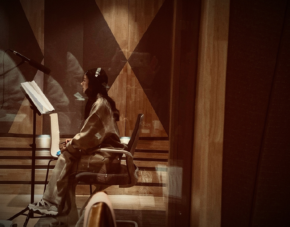 组图：赵丽颖假期仍在忙工作《幸福到万家》配音照释出