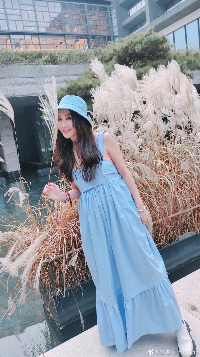 组图:温碧霞穿蓝色背心长裙俏皮减龄 游玩青岛赞风景美丽