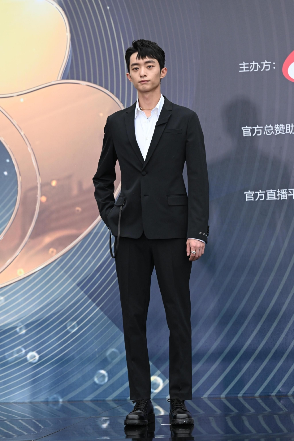 组图:白宇帆亮相2022微博电影之夜 黑色西装笔挺显帅气俊朗_高清图集