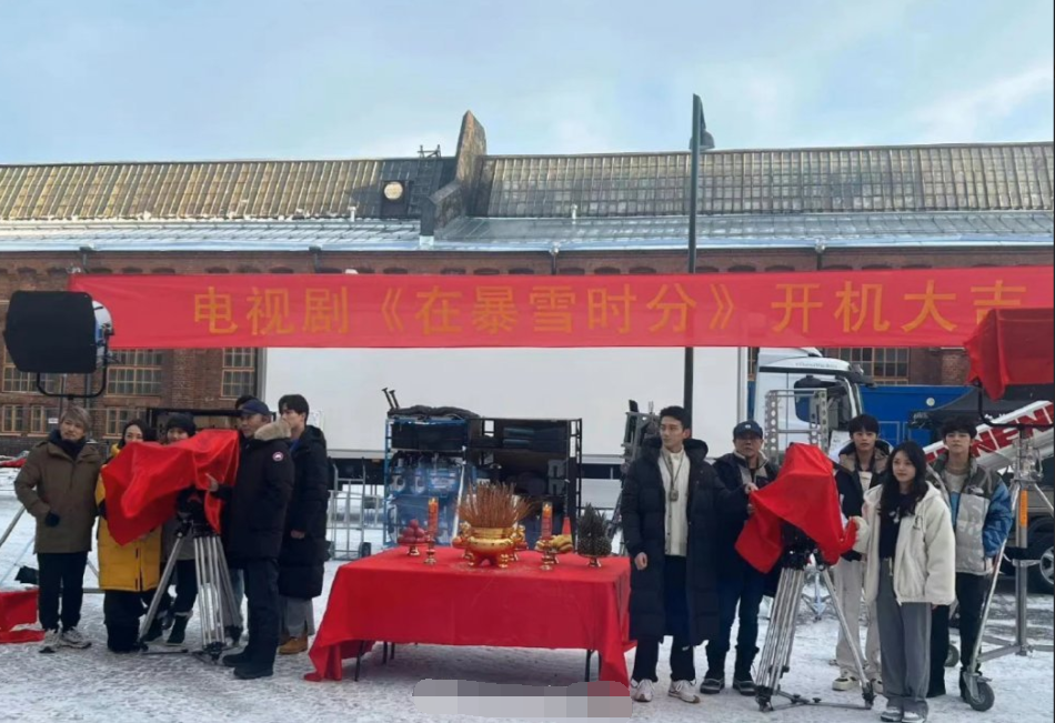 组图：《在暴雪时分》芬兰开机路透曝光 吴磊赵今麦同框合影