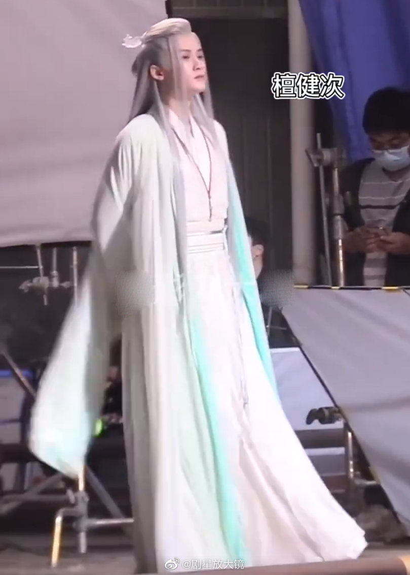 组图：檀健次《长相思》新路透图银发造型侧颜精致仙气飘飘第2张图片