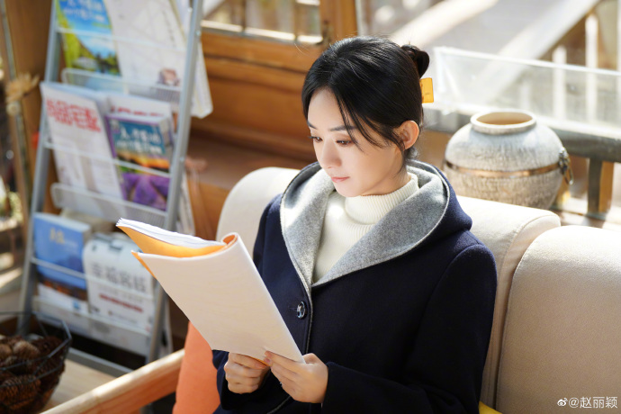 组图：赵丽颖假期仍在忙工作《幸福到万家》配音照释出