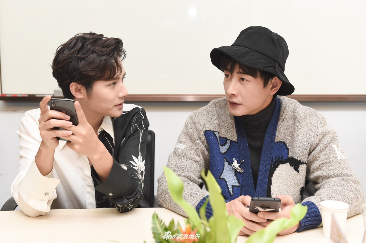 组图:罗晋郑业成空降新浪扫楼 "顾全大局"cp在线发糖发红包