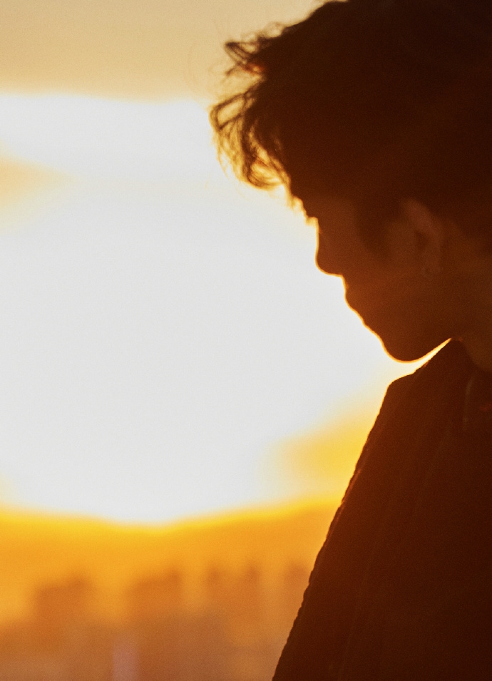 组图:井柏然剪影侧颜绝了!落日余晖下氛围拉满大片出炉