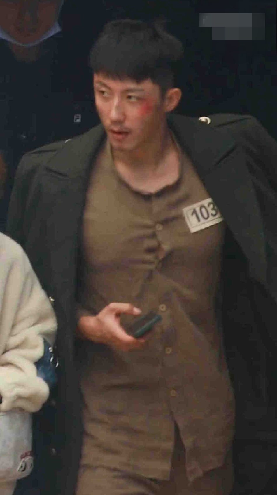 组图：黄景瑜《孤战》囚服造型路透面部带伤胡子拉碴不修边幅第1张图片