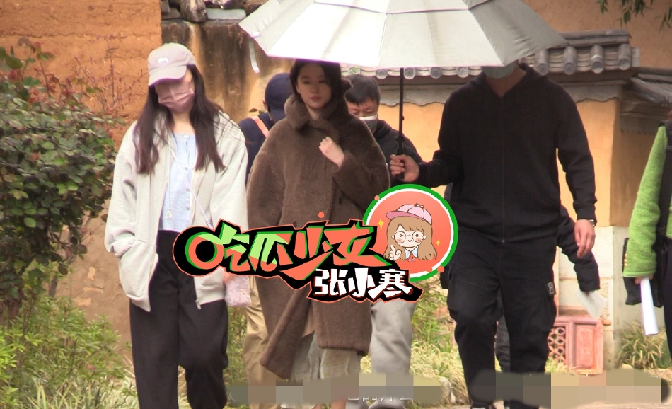 组图：刘亦菲《去有风的地方》正脸路透长发披肩五官精致第1张图片