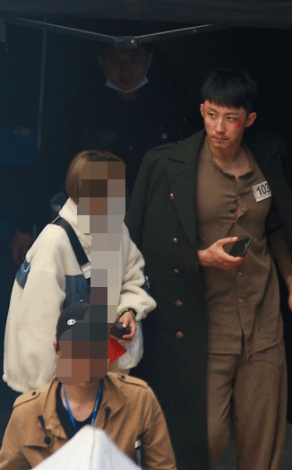 组图：黄景瑜《孤战》囚服造型路透面部带伤胡子拉碴不修边幅第3张图片