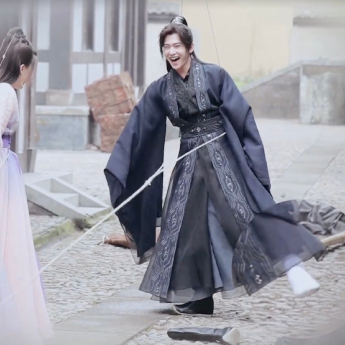 组图：杨洋《且试天下》花絮曝光吊威亚鞋掉了笑到停不下来第2张图片