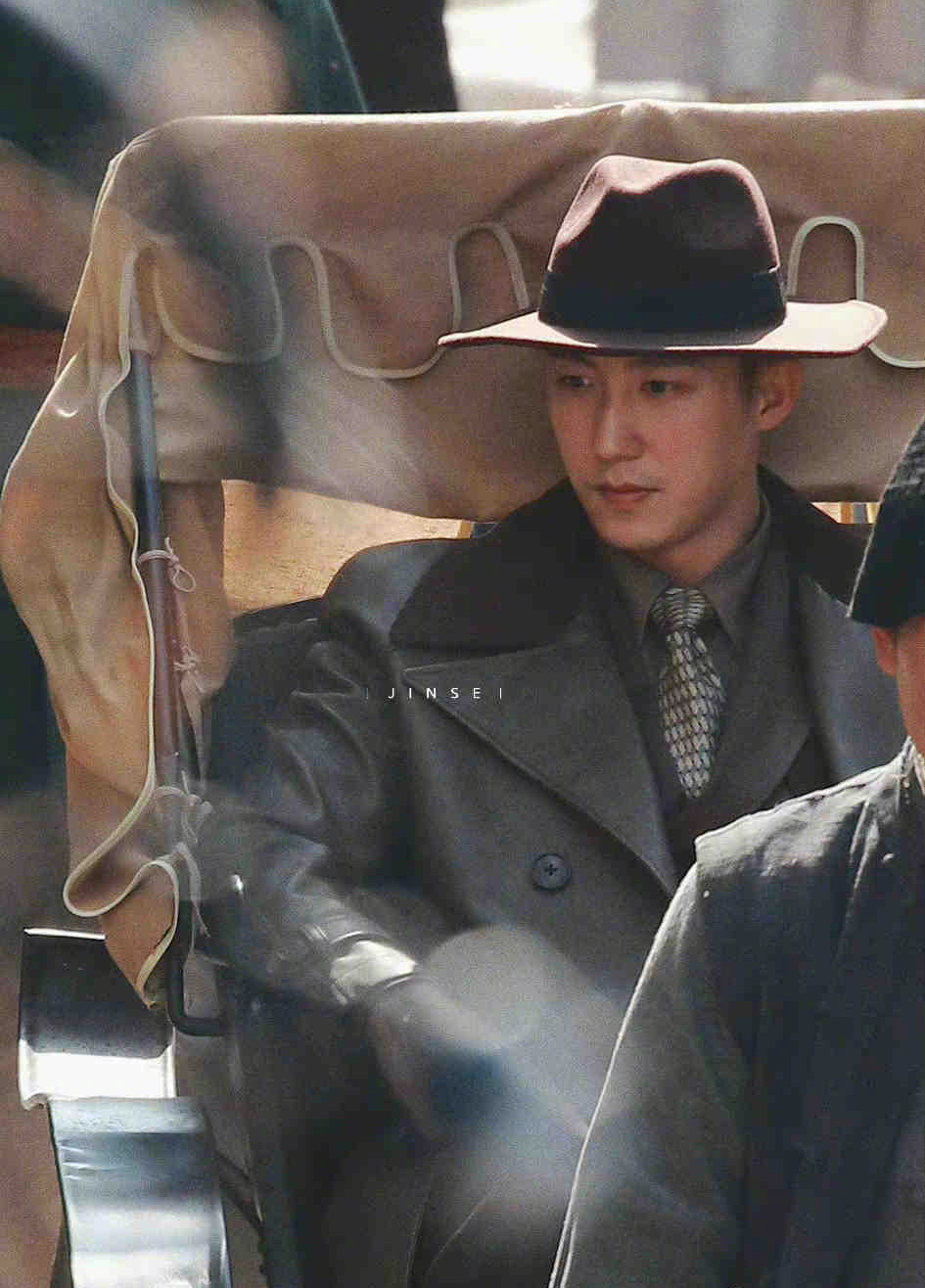 组图：黄景瑜《孤战》囚服造型路透面部带伤胡子拉碴不修边幅第4张图片