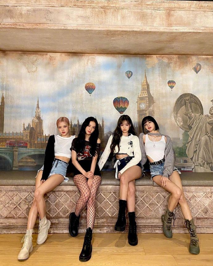 组图：金智秀晒合照庆BLACKPINK出道五周年 姐妹对镜自拍比耶