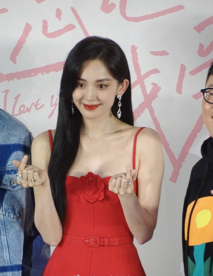 组图：娜扎新电影首映礼生图曝光肤白貌美红裙黑发明艳大气第5张图片