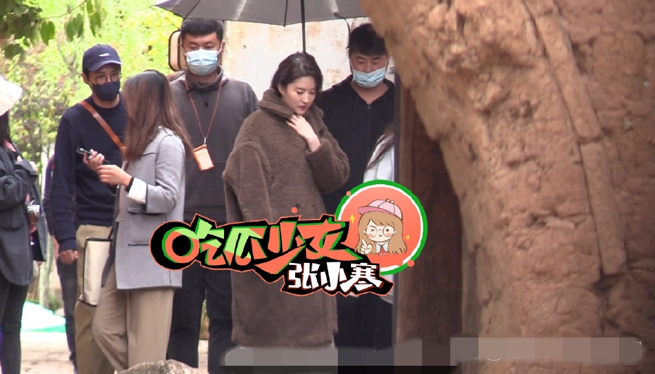 组图：刘亦菲《去有风的地方》正脸路透长发披肩五官精致第2张图片