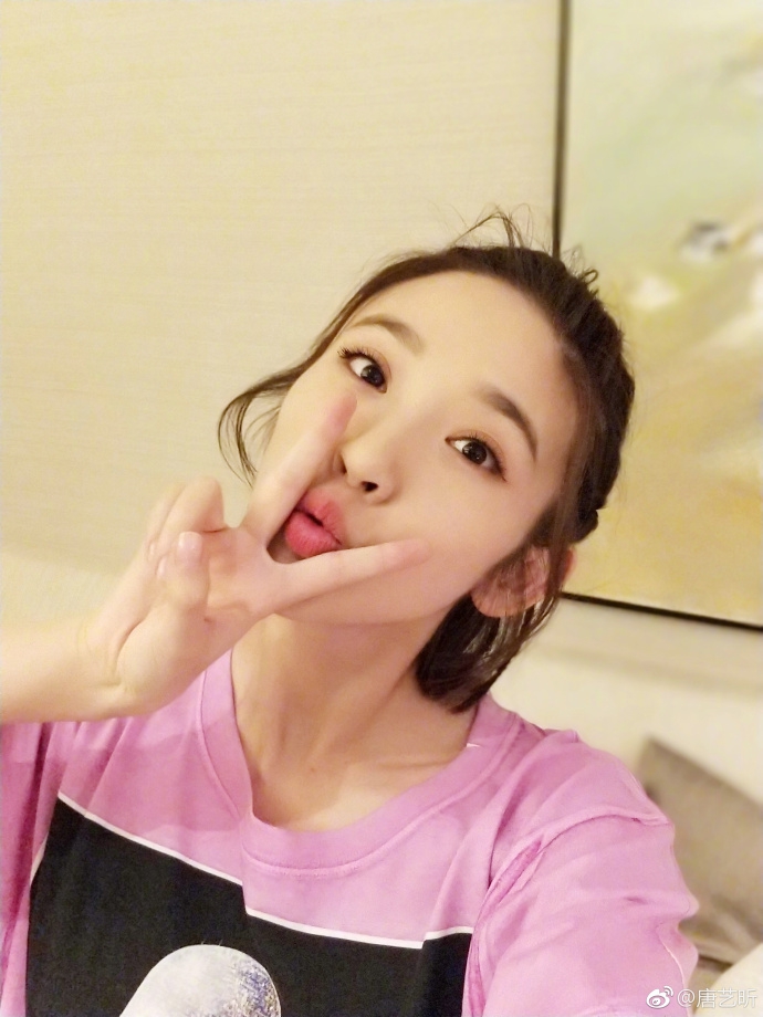 唐艺昕比耶三连拍少女feel十足 梨涡浅笑很治愈