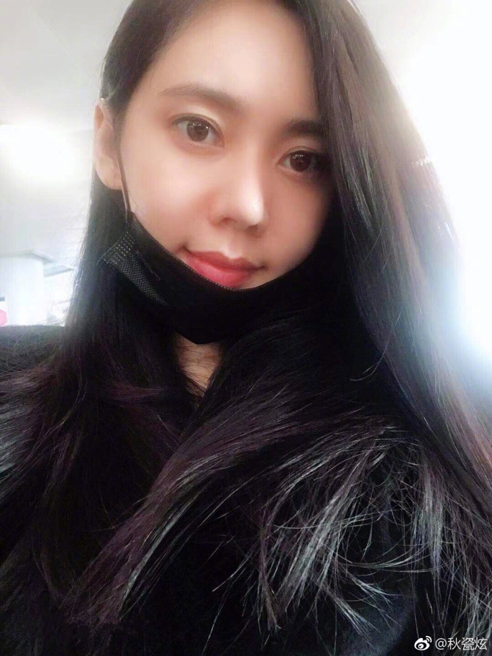 组图:秋瓷炫产后恢复快满脸胶原蛋白 眼睛水灵状态仍少女