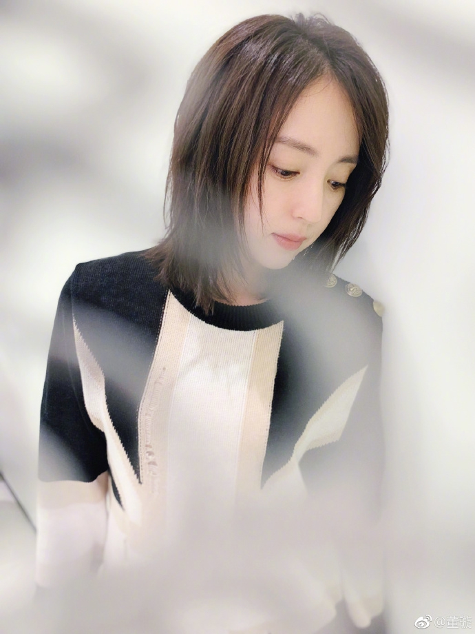 组图:董璇黑白look大气简约 长腿纤细皮肤白嫩少女感十足