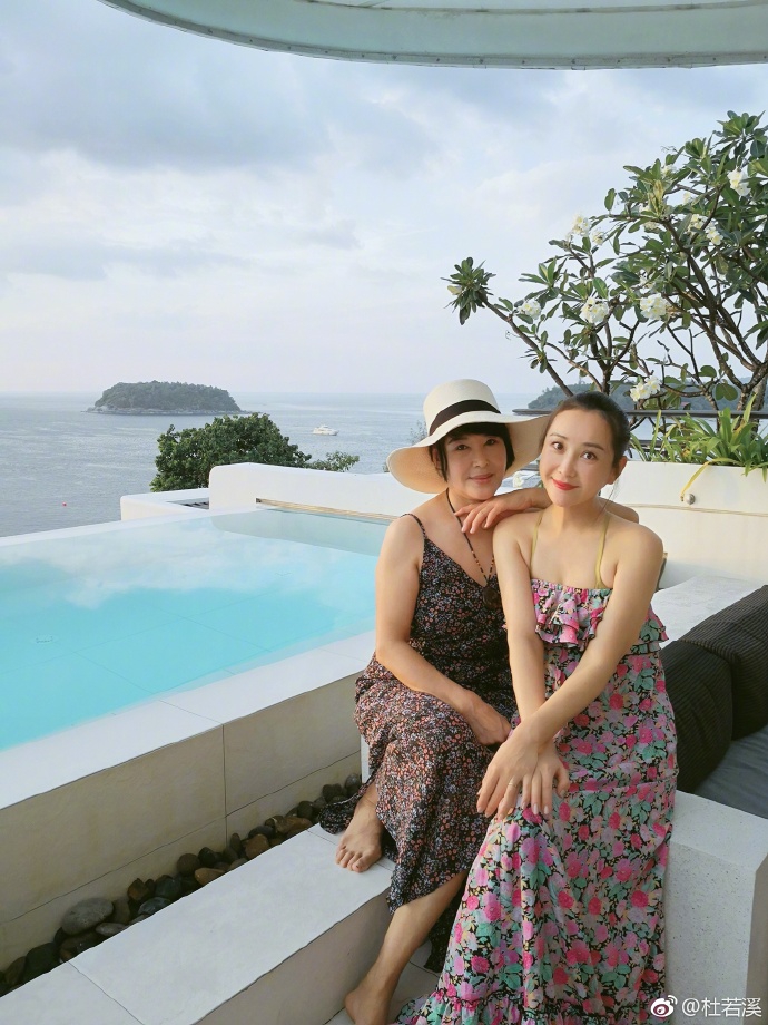 组图:杜若溪和妈妈同框似姐妹花 抱着女儿眼神爱意满满_高清图集_新浪