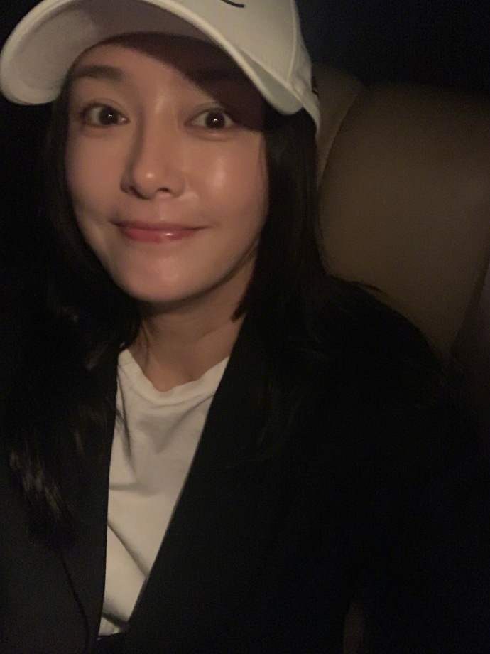 组图:秦岚晒素颜自拍甜笑送wink 高糊画质依旧难掩美貌