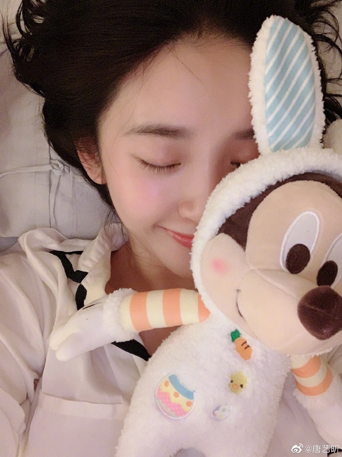 组图呼叫张若昀唐艺昕穿睡衣躺床上自拍甜笑嘟嘴很犯规