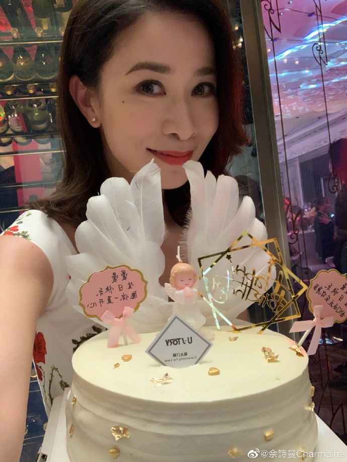 组图:佘诗曼和粉丝一起庆生 捧着鲜花蛋糕合影甜美动人