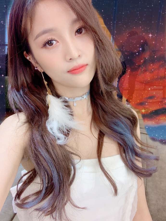 组图:吴宣仪抹胸礼服搭羽毛耳环 轻盈飘逸气质极佳宛若仙女