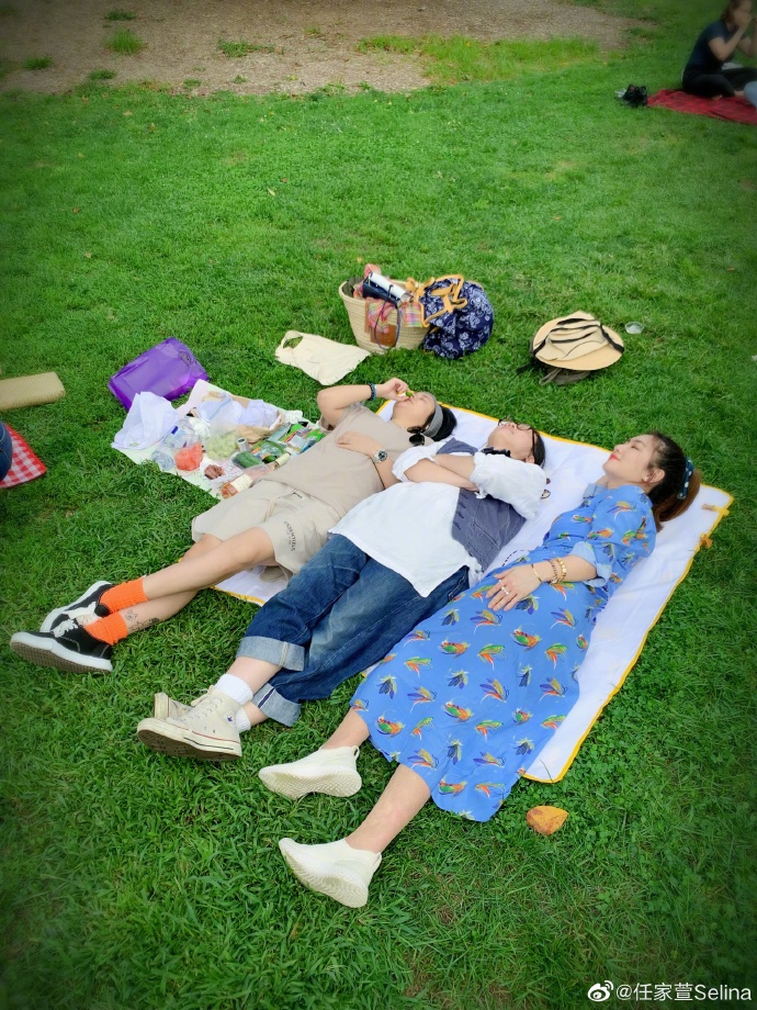 组图:selina印花裙搭珍珠项链名媛范 躺草坪上喝香槟很惬意