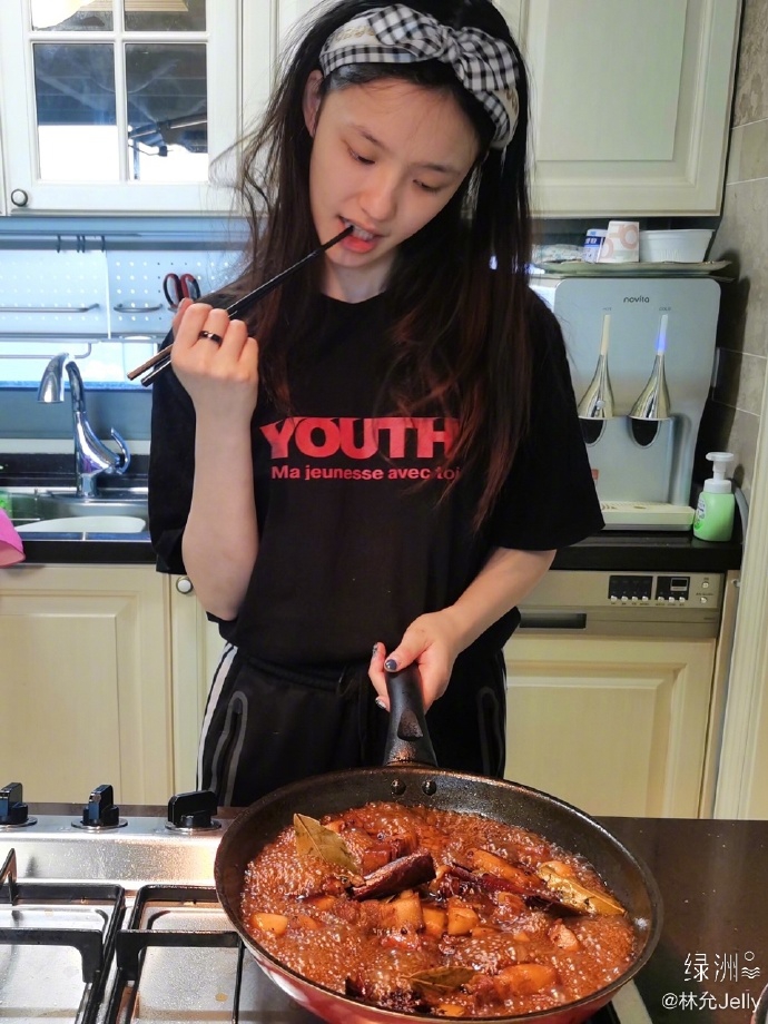 林允绿洲下厨做红烧肉卖相不错 自称是林允绿洲平平无奇的天才