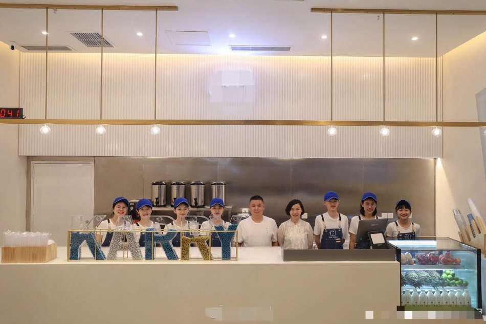 组图：王俊凯爸妈同框亮相奶茶店开张 店内播儿子节目超暖心