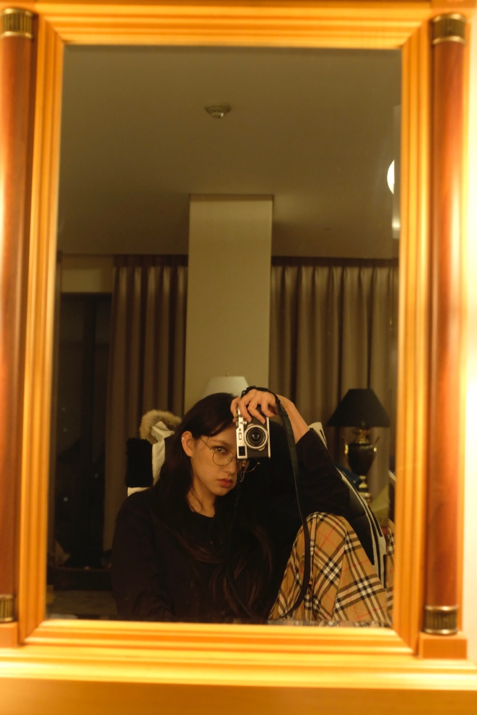 组图:程潇拿相机对镜子自拍 戴金框眼镜文质彬彬超撩人