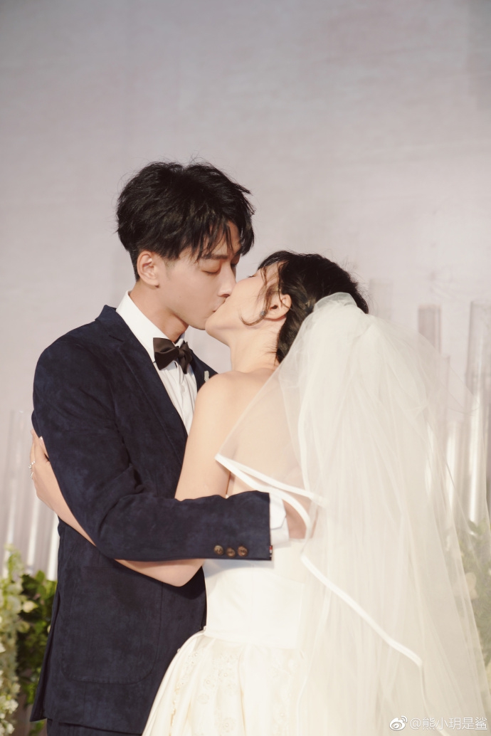 组图:左立娇妻晒婚礼现场美照 夫妻俩拥抱接吻甜度爆