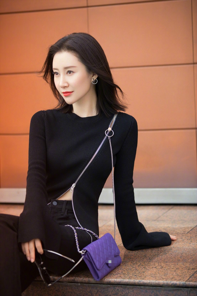 组图舒畅穿喇叭裤踩高跟鞋秀美腿微露纤腰雪肤红唇很性感