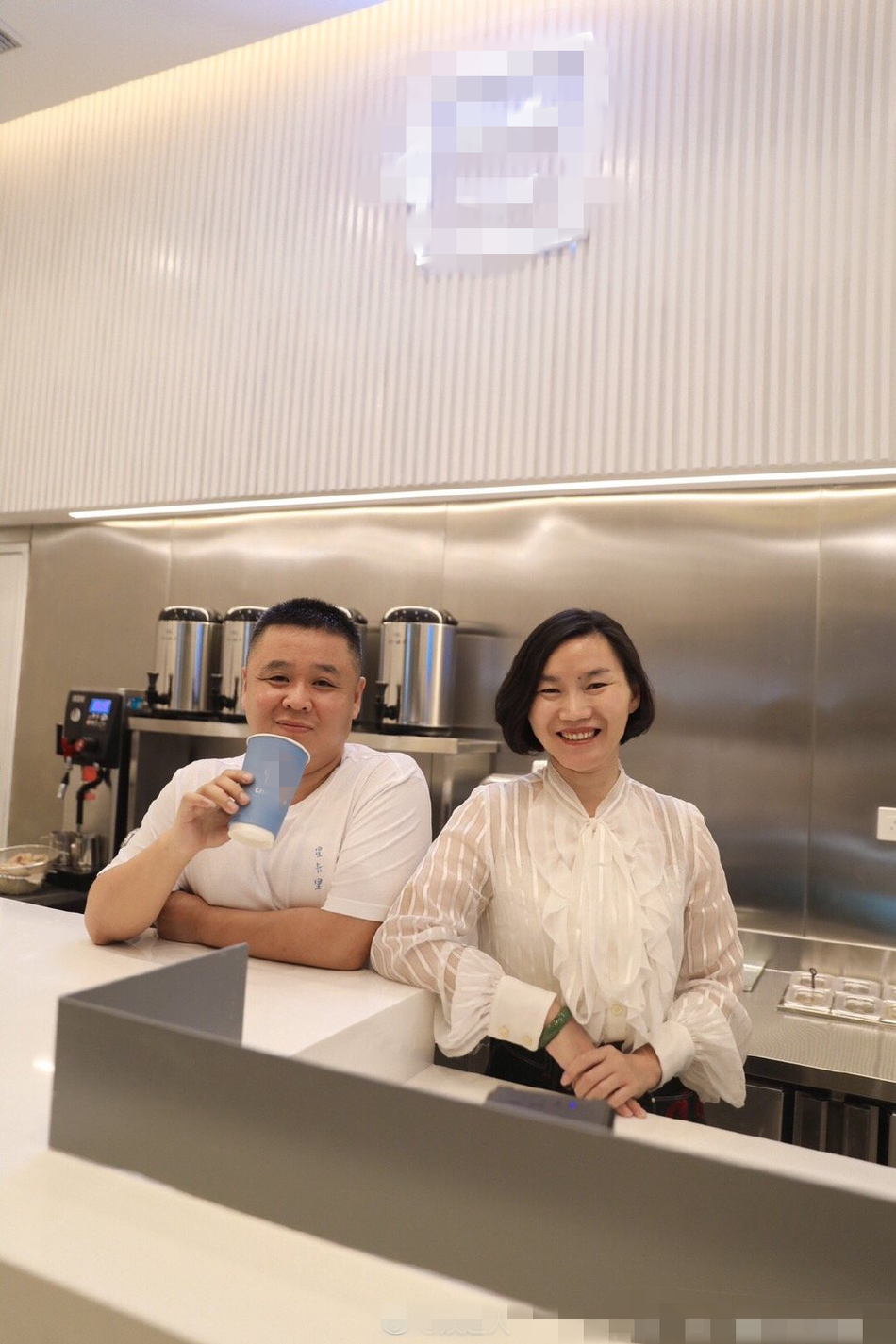 组图：王俊凯爸妈同框亮相奶茶店开张 店内播儿子节目超暖心