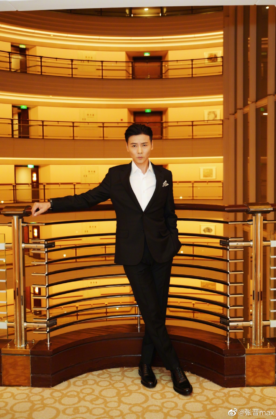 组图:张晋晒西装照荷尔蒙爆棚 引迷妹蔡少芬上线大呼"太帅了&