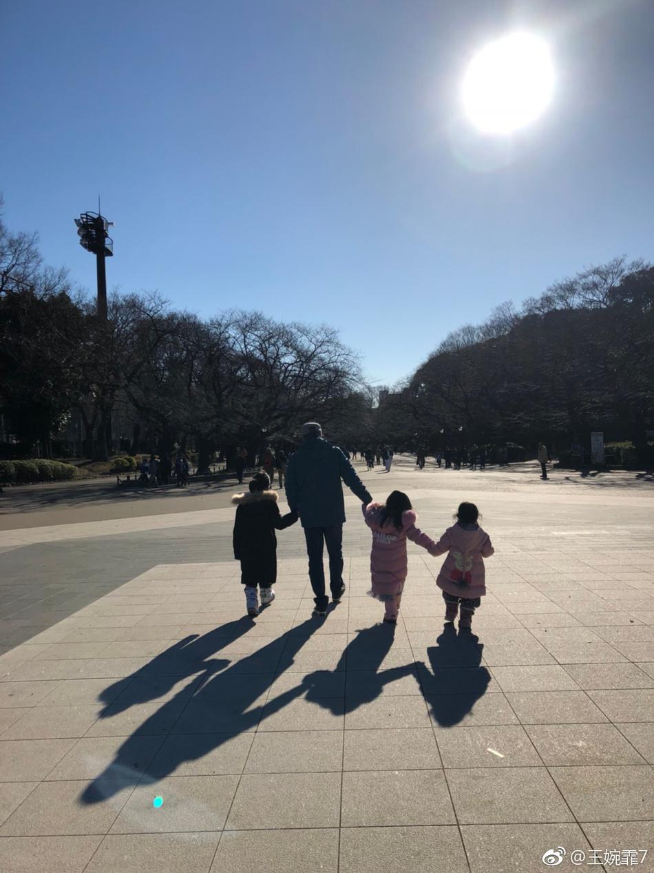 组图:王婉霏购物刘畊宏带孩子 小泡芙兄妹三人泡温泉很有爱