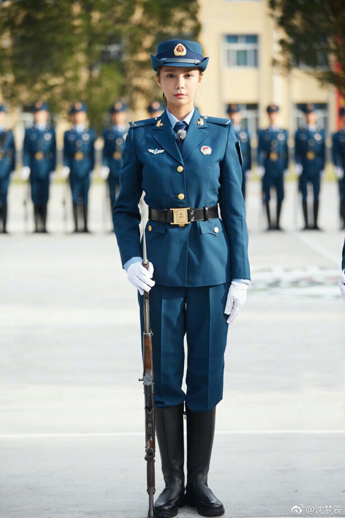 组图:明星建军节晒军装照致敬 范冰冰吴京黄子韬hin帅气
