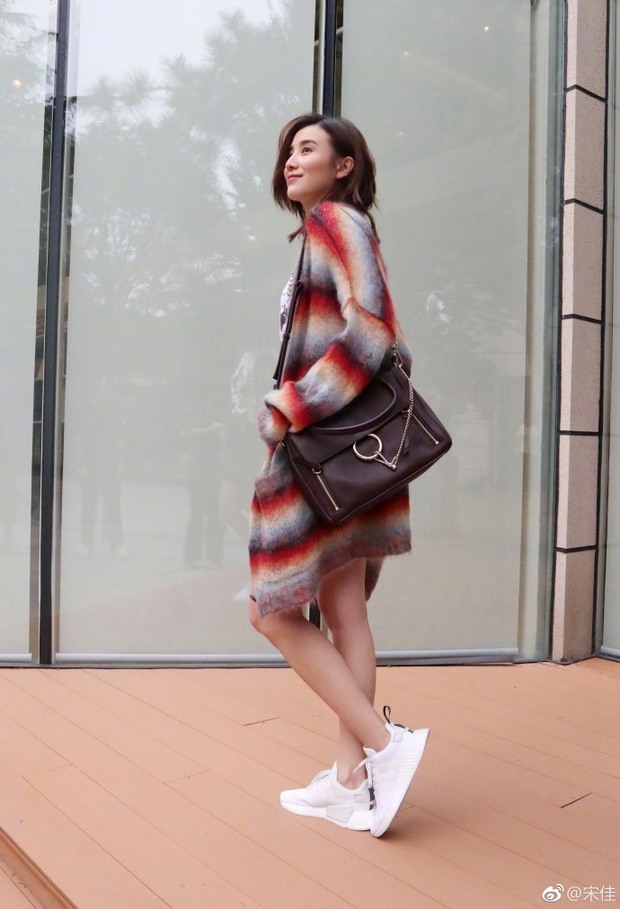 组图:宋佳晒早秋穿搭照 长外套配短裤露细白小腿