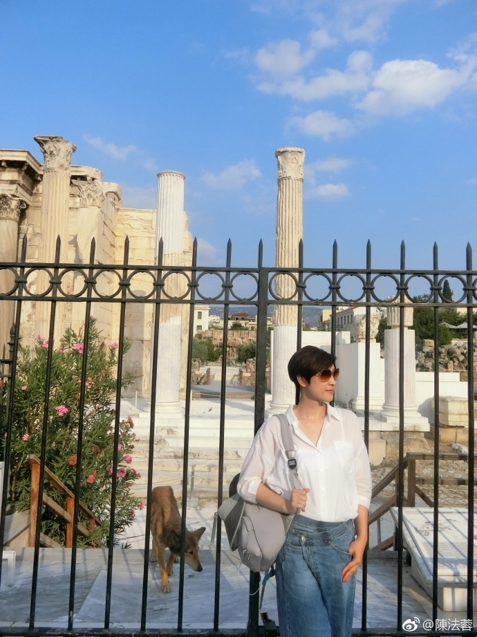 陈法蓉希腊路边喂鸽子享受阳光 皮肤白皙笑容甜美超冻龄