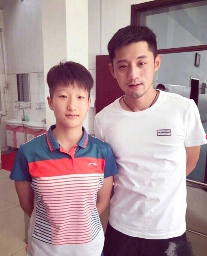 张继科与粉丝合影开启省电模式 表情pose一模一样