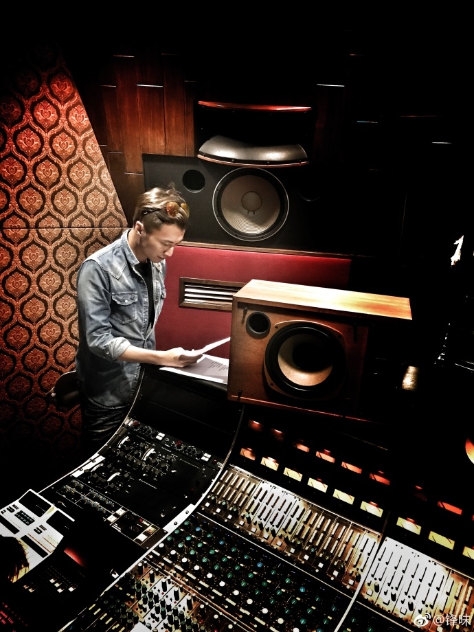 组图:谢霆锋生日晒录音棚花絮照 戴墨镜认真唱歌帅气十足